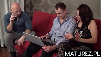Preview 2 of Guy Fingering Girl At Restaurant - Polskie mamuśki - Pomagamy słomianej wdowie
