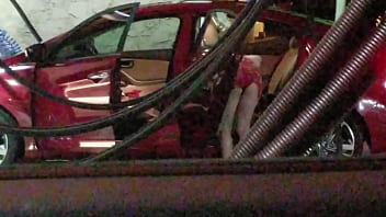 Preview 2 of Yojizz Sex - Colegiala lavando carro se le veen los calzones