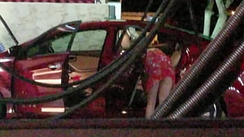 Preview 3 of Yojizz Sex - Colegiala lavando carro se le veen los calzones