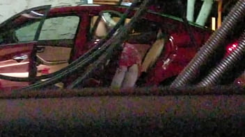 Preview 1 of Yojizz Sex - Colegiala lavando carro se le veen los calzones