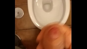 Preview 1 of Mom Boobs Fuck - Corrida en ba&ntilde_o publico