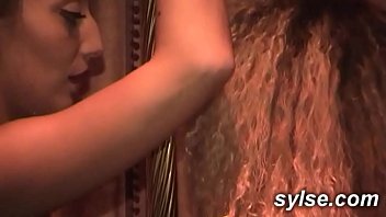 Preview 3 of 28 Gairles - 4 amatrices lesbiennes MILFS et TEENS au sauna public