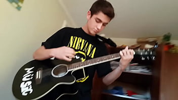 Preview 2 of Mama Man - JOVEN NORUEGO ALVINO ENSE&Ntilde_A SU DESTRESA CON SUS DEDOS