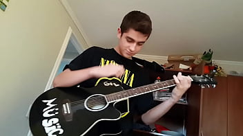 Preview 3 of Mama Man - JOVEN NORUEGO ALVINO ENSE&Ntilde_A SU DESTRESA CON SUS DEDOS