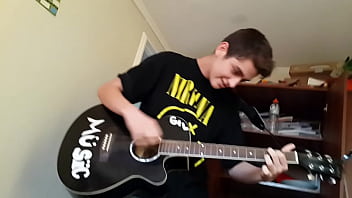 Preview 1 of Mama Man - JOVEN NORUEGO ALVINO ENSE&Ntilde_A SU DESTRESA CON SUS DEDOS