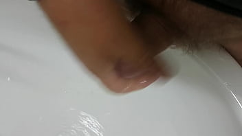 Preview 3 of Kotora Mafune Idol - un pipi dans un  lavabo d un wc public