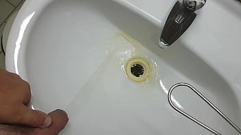 Preview 1 of Kotora Mafune Idol - un pipi dans un  lavabo d un wc public