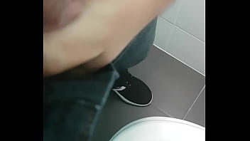 Preview 1 of Brazzer Haus - mise en forme de ma petite queue et un gros pipi dans un wc public