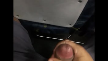 Preview 1 of Hd Amirica Xxx - Punheta no Onibus com chuva