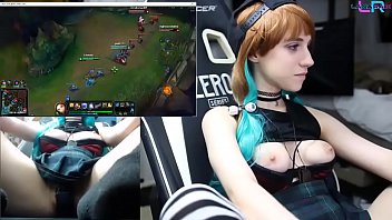 Preview 2 of Sany Lion Fuks - Teen Playing League of Legends with an Ohmibod 2/2