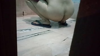 Preview 3 of Sister Bhotar Xxx Vedio - desi bhabi pissing and naughty using his mobile quickly to take the video hiddenly