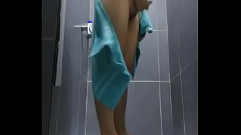 Preview 2 of Kayla In Library - Se masturba en las regaderas del gimnasio