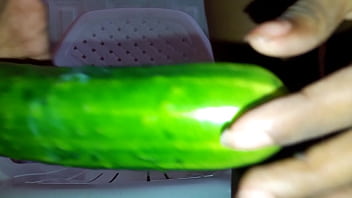 Preview 4 of Ddw Xna - Masturbaci&oacute_n con pepino por Mel