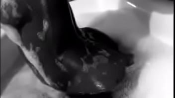 Preview 2 of On Picknic - Lil booty twerkin in the jacuzzi