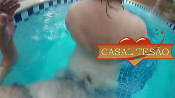 Preview 2 of Ion Pod - Casal Tes&atilde_o na Piscina marido aguardando chegada do amigo