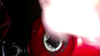 Preview 2 of Porn Yang Video - Enchendo o tanque de porra na moto
