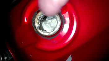 Preview 3 of Porn Yang Video - Enchendo o tanque de porra na moto