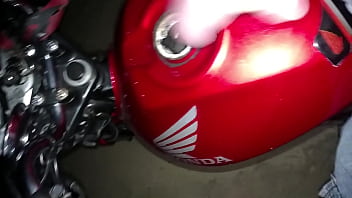 Preview 1 of Porn Yang Video - Enchendo o tanque de porra na moto