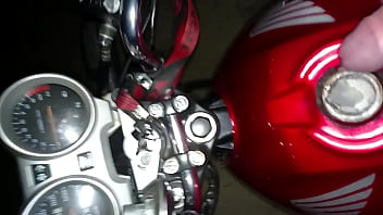 Preview 4 of Porn Yang Video - Enchendo o tanque de porra na moto