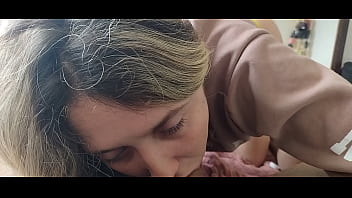 Preview 1 of Letest Hot Sex Videos - Mamando o pau desse safado ao acordar