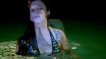 Preview 2 of Indian Muslim Wife Sex - Sruthi hasan hot bikini scene from her first movie