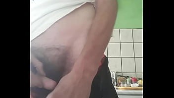 Preview 4 of Chub Gay Slut - Szymon Książkiewicz wali konia w swojej kuchni