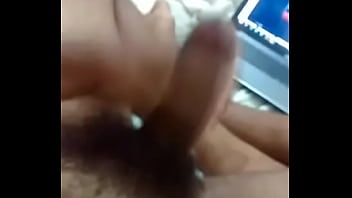 Preview 1 of Butt Cru - Gostoso casado e pentelhudo gozando pra mim
