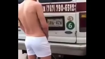 Preview 1 of Bisex Ten Group - Meando atras de la camioneta