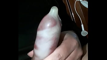 Preview 3 of Old Mom Sharing - Huye cum in condom