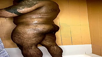 Preview 2 of Black Keef Com Sex - Peludo Musculoso no Banho - Completo no red