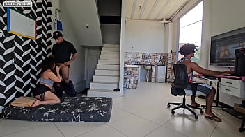 Preview 2 of Tuff Girl Porn - Transei com o eletricista i dei o cu sem que meu marido percebesse fiz ele de corno com outro fucionario