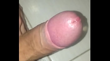 Preview 3 of Boobs Sucking In Tub - Alguem pra me fazer gozar ??