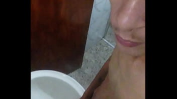 Preview 2 of Preity Xxxxx - Lavando o Pau no banheiro- Gp Thassio Louis 20 cm