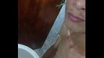 Preview 1 of Preity Xxxxx - Lavando o Pau no banheiro- Gp Thassio Louis 20 cm