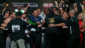 Preview 2 of 4 Boy And - Bulto de Canelo &Aacute_lvarez en el pesaje