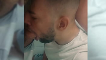 Preview 2 of Khu3x Jav - COROA ME DEU DINHEIRO PARA CHUPAR SEU PAU NO VESTI&Aacute_RIO DA ACADEMIA.