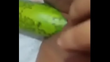 Preview 4 of 10 Yours Garls - Le ped&iacute_ que se comiera 1 pepino