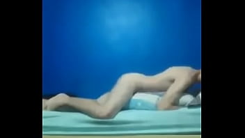 Preview 3 of Teulguxnxx - Loirinho comendo o travesseiro