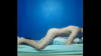 Preview 4 of Teulguxnxx - Loirinho comendo o travesseiro