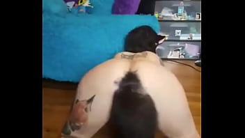 Preview 2 of Huge Pornmeal - Mujer metiendose cosas en el ano