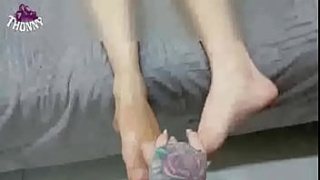 Preview 1 of Galamrus Tight Teen - H&Eacute_TEROS estavam jogando FIFA FC e a namorada de um deles quiz participar do jogo e acabou mamando e sentando nos dois sem camisinha
