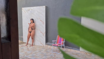 Preview 2 of Vereesa Xxx Videos Porn - Flagrei minha vizinha gostosa tomando uma ducha no quintal depois de curtir uma praia
