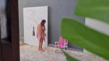 Preview 3 of Vereesa Xxx Videos Porn - Flagrei minha vizinha gostosa tomando uma ducha no quintal depois de curtir uma praia