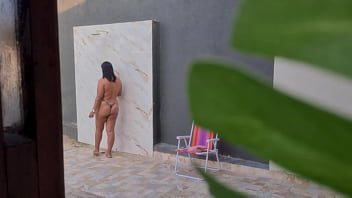 Preview 1 of Vereesa Xxx Videos Porn - Flagrei minha vizinha gostosa tomando uma ducha no quintal depois de curtir uma praia
