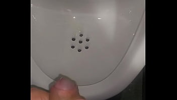 Preview 4 of Mendi Muse - MY BOYFRIEND PISSING MEU NAMORADO MIJANDO MI NOVIO E SU PIJA