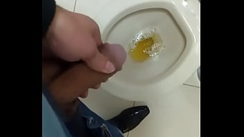 Preview 4 of Big Tist Step Mom - EU MIJANDO MI PIJA ME PISSING