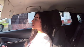 Preview 1 of Bos First Time - Alexa deja que un extra&ntilde_o la masturbe hasta provocar el climax