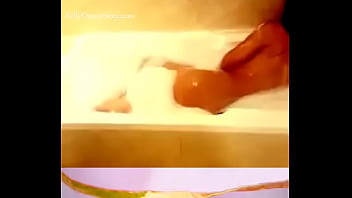 Preview 1 of Tits Sucking Vedio - هيفاء تستحم - إباحي