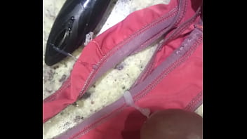Preview 1 of Bi Frott - Gozando na calcinha dela 2