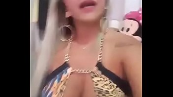 Preview 4 of Xxxsexvidi - Juju Neris rebolando na live e pagando peitinho